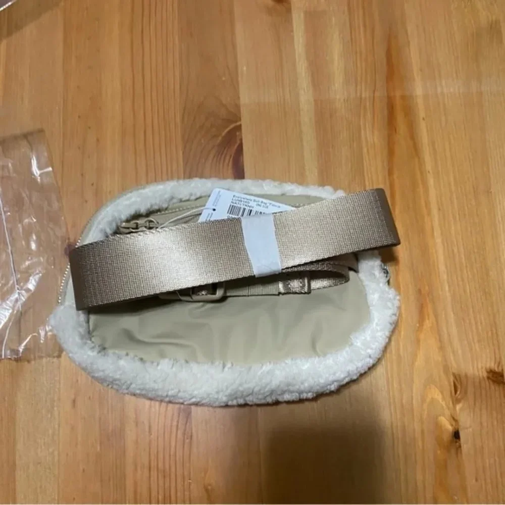 NWT Lululemon Fleece Everywhere Belt Bag 1L- Natural Ivory/ Trench - Picture 7 of 8